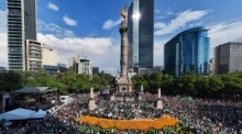 Tausende Fans feiern am Unabhängigkeitsdenkmal in Mexiko-Stadt den Auftaktsieg Mexikos gegen Südafrika bei der Fußball-Weltmeisterschaft 2026. Foto: Tomas Perez/epa/dpa