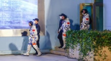 Die Astronauten der chinesischen Raumfahrtmission Shenzhou-21 nehmen an der Abschiedszeremonie vor dem Start teil. Foto: EPA/Wu Hao