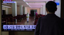 In einem Sender in Seoul verfolgt ein Mann einen Nachrichtenbericht über einen COVID-19-Ausbruch in Nordkorea. Foto: epa/Jeon Heon-kyun