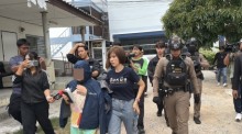 Mitarbeiter der Stiftung „Pen Nueng“ begleiten eines der betroffenen Mädchen unter Polizeischutz zu weiteren Befragungen. Bild: TMN.TV