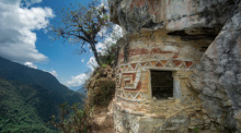 Auf diesem von World Monuments Fund (WMF) zur Verfügung gestellten Bild ist ein Grabkomplex der Chachapoya-Kultur in Los Pinchudos zu sehen. Foto: Heinz Plenge Pardo/World Monuments Fund/dpa