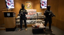 Mitglieder der Nationalen Drogenkontrolleinheit bewachen in Santo Domingo beschlagnahmte Kokainpakete von einem zuvor attackierten Boot. Foto: epa/Orlando Barria