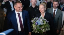 Alice Weidel hält nach ihrer Wiederwahl als AfD-Bundesvorsitzende beim Parteitag in Erfurt einen Blumenstrauß. Foto: dpa/Sebastian Kahnert