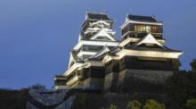 Das Schloss Kumamoto ist am Vorabend des zehnten Jahrestags der verheerenden Erdbeben von 2016 in der südwestjapanischen Präfektur Kumamoto beleuchtet. Foto: Kyodo/dpa