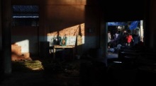 Blick auf einen lokalen Markt im Dorf San Lorenzo im peruanischen Amazonasgebiet. Foto: EPA/Paolo Aguilar