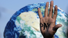 uf einer Hand ist "Pay" zu lesen, die auf dem UN-Klimagipfel COP27 bei einem Protest der Entschädigungen für Verluste und Schäden fordert. Foto: Peter Dejong/Ap/dpa