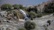 Besucher erkunden die türkisfarbenen Seen des Band-e-Amir-Nationalparks im Hindukusch, einem Hochgebirgsgebiet auf rund 3000 Metern. Foto: EPA/Samiullah Popal