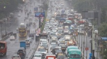 Starkregen legt Mumbai lahm: Überflutete Straßen verursachen Verkehrschaos, nachdem der India Meteorological Department wegen extremer Niederschläge einen roten Alarm ausgerufen hat. Foto: epa/Divyakant Solanki