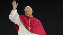 Papst Leo XIV grüßt Gläubige bei einer Gebetswache im Olympiastadion von Barcelona. Foto: epa/Alejandro Garcia
