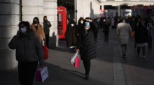 Einkaufende Menschen tragen in London Masken. Foto: epa/Neil Hall