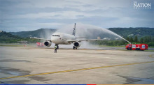 Mit einer „Wassertaufe“ wurde Flug KR723 von Cambodia Airways aus Phnom Penh am Samui International Airport begrüßt. Foto: The Nation