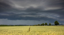 Gewitterwolken ziehen über die Region Augsburg. Foto: Bernd März/dpa