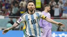 Im Ahmad bin Ali Stadion, der argentinische Nationalspieler Lionel Messi jubelt nach seinem Tor zum 1-0. Foto: Thanassis Stavrakis/Ap/dpa