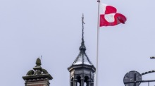 Die grönländische Flagge weht auf dem Tivoli-Schloss in Kopenhagen als Zeichen der Verbundenheit und Solidarität mit Grönland. Foto: epa/Ida Marie Odgaard