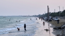 Menschen schwimmen in der Straße von Hormus in Strandnähe. Foto: Razieh Poudat/Isna Via Ap/dpa