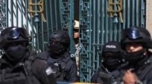 Vor dem Regierungspalast in La Paz stehen Polizisten Wache. Foto: epa/Stringer