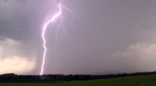 Ein Blitz erhellt den Himmel (Standbild aus einem Video). Foto: Bernd März/dpa
