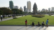 Menschen spazieren und treiben Sport in einem Park in Phnom Penh, während Vorsichtsmaßnahmen gegen das Coronavirus gelten. Foto: epa/Mak Remissa