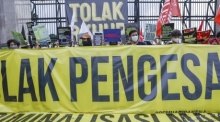 Die Demonstranten halten Plakate, auf denen sie den Entwurf eines neuen Strafgesetzes ablehnen, während einer Protestaktion vor dem Parlamentsgebäude in Jakarta. Foto: epa/Mast Irham
