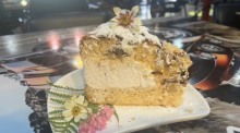 Der „Bienenstich“ mit Eierlikör gehört zu den neuen Dessertangeboten im The Bikers Café Thailand in Sattahip. Bild: The Bikers Café Thailand
