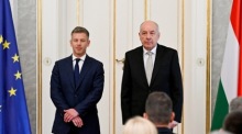 Ungarns Präsident Tamás Sulyok und Ministerpräsident Péter Magyar bei der Ernennung der Minister des neuen Tisza-Kabinetts in Budapest. Foto: Robert Hegedüs/epa