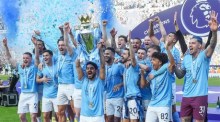 Manchester Citys Ilkay Gundogan und seine Teamkollegen feiern mit der Trophäe der englischen Premier League. Foto: epa/Peter Powell