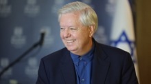 US-Senator Lindsey Graham spricht bei einer Pressekonferenz zu den Beziehungen zwischen Israel und den USA in Tel Aviv. Foto: Abir Sultan/epa