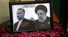 Ein Foto des verstorbenen iranischen Präsidenten Raisi und des Außenministers Amir-Abdollahian wird im iranischen Kulturzentrum aufgehängt. Foto: epa/Sohail Shahzad