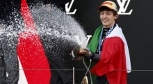 Andrea Kimi Antonelli jubelt auf dem Podium nach seinem Sieg beim Großen Preis von Monaco. Foto: epa/Sebastien Nogier
