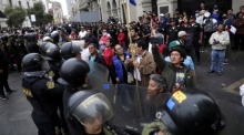 Demonstranten der Opposition stehen in Lima Sympathisanten der Regierung gegenüber. Foto: epa/Bienvenido Velasco