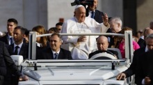 Bei der wöchentlichen Generalaudienz auf dem Petersplatz winkt Papst Franziskus den Gläubigen zu. Foto: epa/Fabio Frustaci