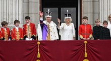 Der britische König Charles III. (C-L) und Königin Camilla (C-R) stehen nach ihrer Krönung auf dem Balkon des Buckingham Palace in London. EPA-EFE/Neil Hall