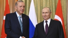 Das von der staatlichen russischen Nachrichtenagentur Sputnik via AP veröffentlichte Bild zeigt Wladimir Putin (r), Präsident von Russland und Recep Tayyip Erdogan, Präsident der Türkei, während... Foto: Sergei Guneyev/Pool Sputnik Kremlin/ap/dpa