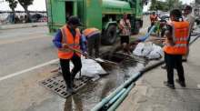 Mitarbeiter der Stadt entfernen Schlamm und Sedimente aus einem Entwässerungsschacht. Bild: PR Pattaya