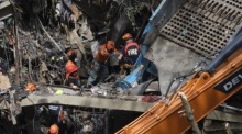 Rettungskräfte suchen auf einer eingestürzten Mülldeponie in Cebu City weiter nach Vermissten nach dem tödlichen Unglück. Foto: epa/Juanito Espinosa
