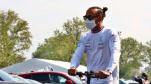 Der britische Fahrer Lewis Hamilton (Mercedes AMG) kommt vor dem Großen Preis der Emilia Romagna auf der Rennstrecke von Imola an die Strecke. Foto: epa/Davide Gennari
