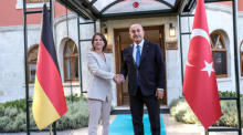 Der türkische Außenminister Mevlut Cavusoglu (R) schüttelt die Hand der deutschen Außenministerin Annalena Baerbock (L) vor ihrem Treffen in Istanbul. Foto: epa/Sedat Suna