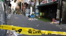 Der abgesperrte Bereich, in dem sich am Vortag in Seoul eine tödliche Massenpanik ereignet hatte. Foto: epa/Jeon Heon-kyun