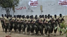 Hisbollah-Kämpfer führen Trainingsübungen durch. Foto: epa/Wael Hamzeh