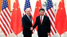 Chinesischer Präsident Xi Jinping (R) schüttelt die Hand von US-Vizepräsident Joe Biden (L). Archivfoto: epa/LINTAO ZHANG