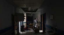 Ein palästinensischer Arzt begutachtet Schäden im Nasser-Krankenhaus in Khan Younis nach dem Abzug israelischer Truppen. Foto: EPA/Haitham Imad