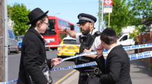 Polizei sichert Tatort im Londoner Stadtteil Golders Green nach Messerangriff. Zwei Menschen wurden verletzt Hintergründe unklar. Foto: Lucy North/dpa