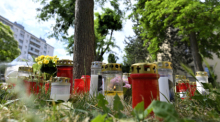 Kerzen und Blumen liegen am Fundort der Leiche eines erst 13 Jahre alten Mädchens. Foto: Herbert Neubauer