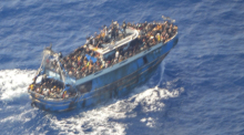 Dieses undatierte, von der griechischen Küstenwache am 14.06.2023 zur Verfügung gestellte Bild zeigt zahlreiche Menschen, auf dem Deck eines Fischerboots, das später vor Südgriechenland kenterte und... Foto: Uncredited/Hellenic Coast Guard/ap/dpa