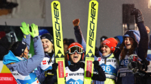 Weltmeisterschaft, Skispringen - Großschanze, Damen, 2. Durchgang. Katharina Althaus (M) aus Deutschland jubelt mit ihren Teamkolleginnen. Foto: Daniel Karmann/dpa