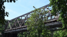Eine Eisenbahnbrücke führt in Wuppertal über die Wupper. Wegen eines Schadens an einem tragenden Bauteil bleibt ein Gleis gesperrt. Foto: Federico Gambarini/dpa