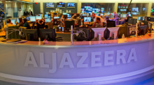 Journalisten arbeiten am 05.06.2012 in Doha, der Hauptstadt von Katar, in einem Newsroom des arabischen Nachrichtensenders Al-Dschasira. Foto: Tim Brakemeier/dpa