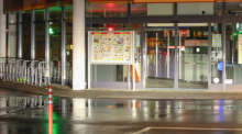 Ein Supermarkt ist in der Nacht geschlossen. Ein vierjähriges Mädchen ist in einem Supermarkt in Baden-Württemberg mit einem Messer attackiert und schwer verletzt worden. Foto: David Pichler/dpa