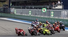 Marc Márquez und Marco Bezzecchi liefern sich ein Duell im Sprint beim MotoGP-Grand-Prix von Thailand auf dem Chang International Circuit in Buriram. Foto: EPA/Rungroj Yongrit