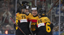 Deutschlands Leon Gawanke jubelt bei der Eishockey-WM in Zürich mit Teamkollegen nach einem Treffer gegen Ungarn. Foto: KEYSTONE/Claudio Thoma/dpa